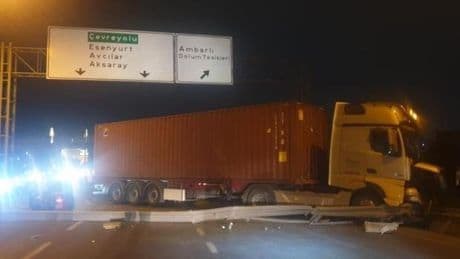 Beylikdüzü’nde TIR kazası: 1 ölü, 2 yaralı