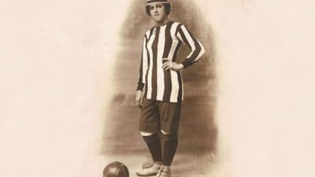 Málaga dedica una calle a Nita Carmona, la pionera que se tuvo que disfrazar de hombre para jugar al fútbol