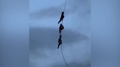 Políticos de Nepal escapan de la ira de los manifestantes izados en helicóptero