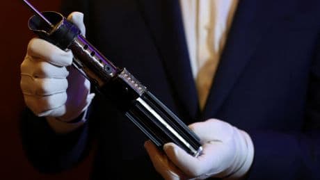 Mis aux enchères, le sabre de Dark Vador pourrait se vendre jusqu’à trois millions de dollars