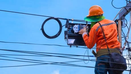 España se consolida en el podio de la OCDE en cobertura de fibra, pero sigue por debajo de la media en uso de telefonía móvil