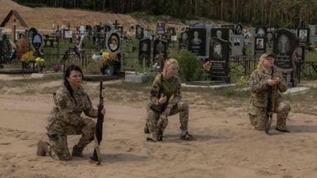 En direct, guerre en Ukraine : les chefs d’état-major des armées de l’OTAN se réunissent en visioconférence