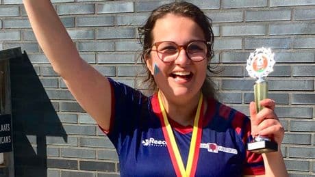 Ondanks haar autisme schreef Loïs de Bont een boek over Overbos
