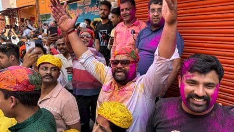 Holi-feest in India maakt westerlingen tot lokale sterren met roze haar als souvenir