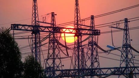 Ofensiva de las eléctricas contra la retribución de redes de la CNMC