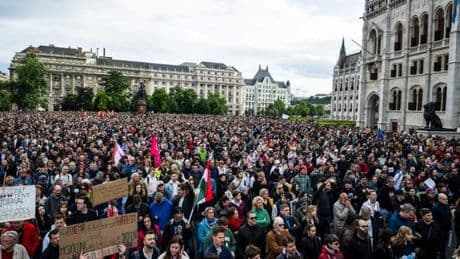 En Hongrie, des dizaines de milliers de manifestants contre une loi ciblant ONG et médias indépendants