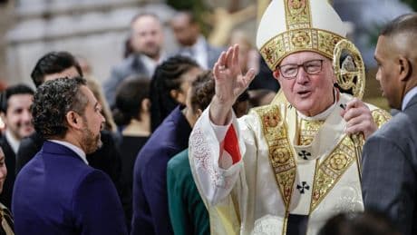Conclave : Timothy Dolan, le cardinal charismatique mis à rude épreuve