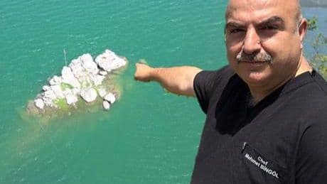 Baraj suları çekildi, gün yüzüne çıktı! Traktörünü alan oraya koştu