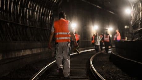 Nach wochenlanger Sperrung: S-Bahn fährt wieder zwischen Frankfurt und Offenbach