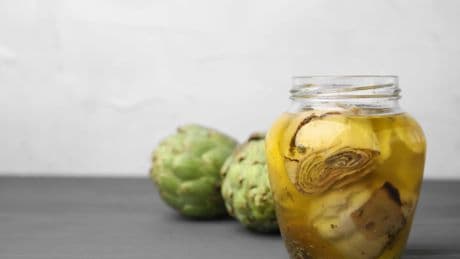 La receta cargada de proteínas para transformar un bote de alcachofas en un plato exquisito