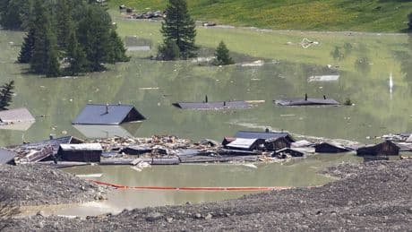 Unglück in Schweizer Alpen: Nach Gletscherabbruch: Gestauter See läuft ab
