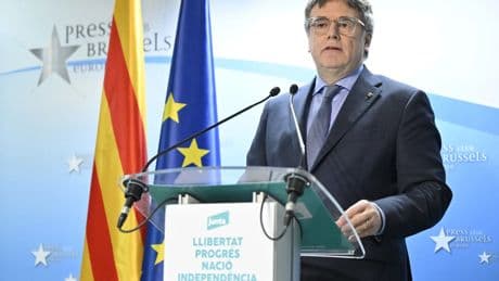 Junts exige al PP una reunión con Puigdemont fuera de España si quiere abordar una moción de censura pero Tellado lo rechaza