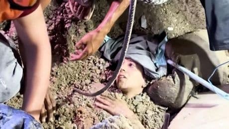 Dramático rescate de una joven en Gaza tras un bombardeo israelí
