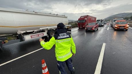 Düzce’de otoyolda zincirleme kaza: 1 ölü, 2 yaralı