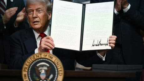 Donald Trump maakt zichzelf voorzitter van olympische taskforce: ’VS zal niet toestaan dat mannen trofeeën van vrouwen stelen’
