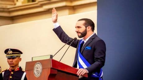 El Salvador'da devlet başkanına sınırsız adaylık yolu açıldı