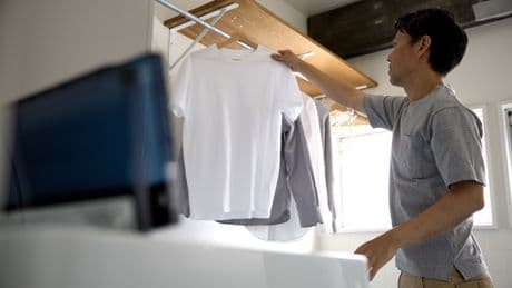 T-Shirts blitzschnell aufhängen: Funktioniert der virale Hack?