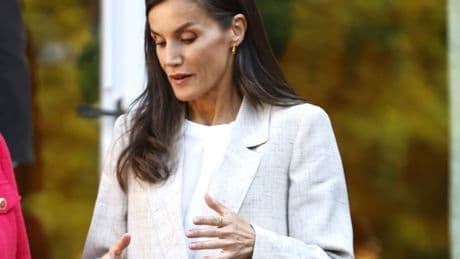 Letizia deslumbra con un conjunto de lino beige ideal para el entretiempo