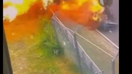 Bizarre crash op het Duitse circuit: auto’s gaan in vlammen op