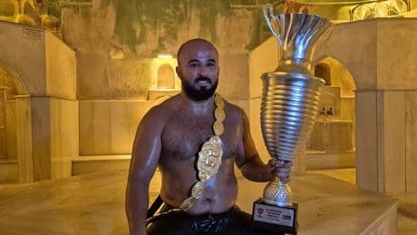 Kırkpınar'da başpehlivan olan Orhan Okulu, pehlivan hamamı geleneğini sürdürdü