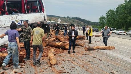 Çanakkale'de zincirleme kaza: 8 kişi öldü, 20 kişi yaralandı