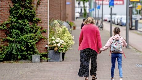 ’Ik wil mijn moeder niet meer als oppas, maar durf het haar niet te vertellen’