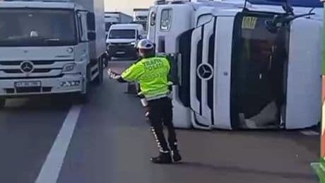 TEM'de TIR devrildi! İstanbul yönünde yoğunluk!