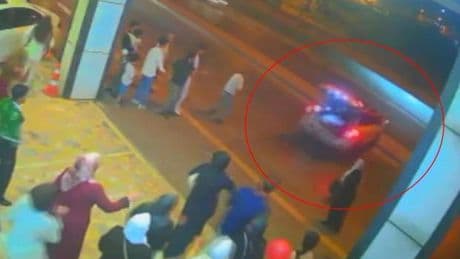 Düğün günü kabusa döndü! Araba aniden hareket etti metro hattı duvarına çarptı: Akılalmaz kaza kamerada
