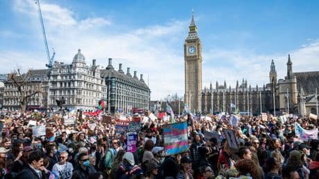 Großbritannien: Tausende Briten protestieren gegen Einschränkung von Transrechten