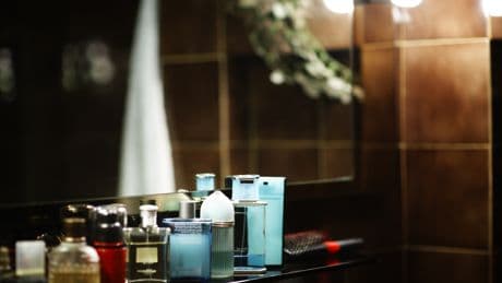 Häufiger Fehler: Darum sollten Sie Parfum nicht im Bad lagern