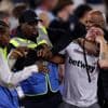 Football. Des fans de West Ham tentent d’envahir le terrain contre Chelsea, les stadiers s’interposent