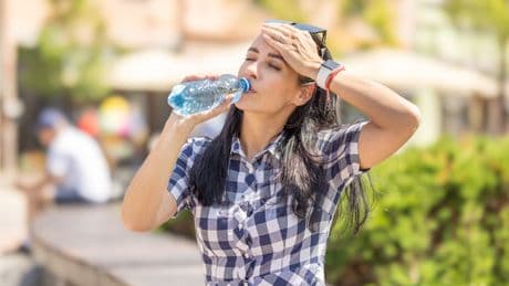 Viel trinken: Auf zwei Getränke sollten Sie bei Hitze verzichten