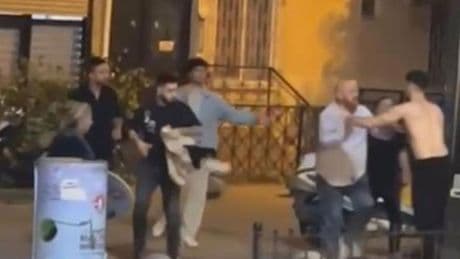 İki grubun kavgasında sandalyeler havada uçuştu