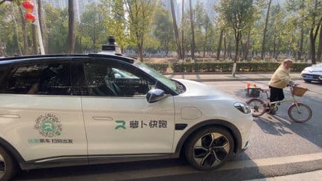 Viajando 12 kilómetros por 2,5 euros en un robotaxi: así funcionan los 400 vehículos sin conductor que triunfan en China