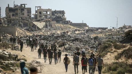 Gaza, Israele spara ancora sulla folla e dilaga nella Striscia: almeno 84 morti. Scontro sulla deportazione