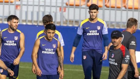 Ensayo del Cholo pensando en el Newcastle con un canterano en el once