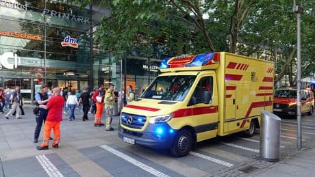 Drei Verletzte - Großeinsatz vor Dresdner Einkaufszentrum