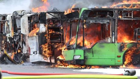 Rauchwolke über Schenefeld - 7 Busse im Depot abgefackelt