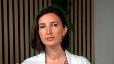 María Muñoz, médica: ''Las tablas de cortar de plástico con el uso y los cortes se rayan. Y esas pequeñas grietas liberan microplásticos que puedes acabar ingiriendo''