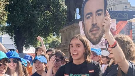 Alonso, como una estrella del rock en Plaza de Catalunya