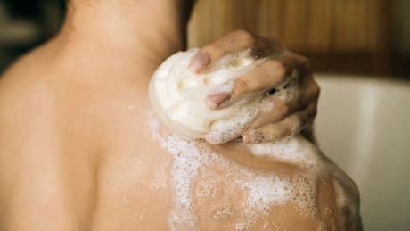 Richtige Dusch-Hygiene: Welche fünf Körperstellen wirklich Seife brauchen