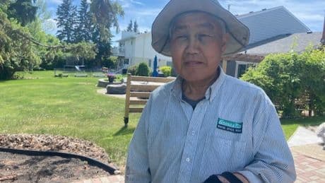 Edmonton senior survives moose attack in own yard: ‘I could be dead’