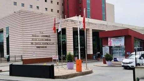Hamile kadın, önce polis zoruyla kocasını hastaneden kovdurdu sonra doğumhaneye gitti
