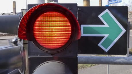 Machen viele falsch: Wann Sie beim "grünen Pfeil" wirklich abbiegen dürfen