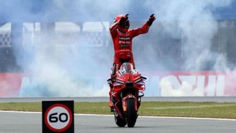 Marc Márquez gana en Assen y sale más líder por la caída de Álex