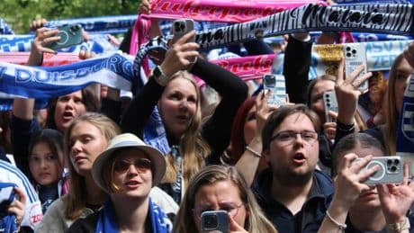 Zebras mit Spruchband gegen den KFC: Was die Fans des MSV Duisburg zur erneuten Uerdinger Insolvenz zu sagen haben