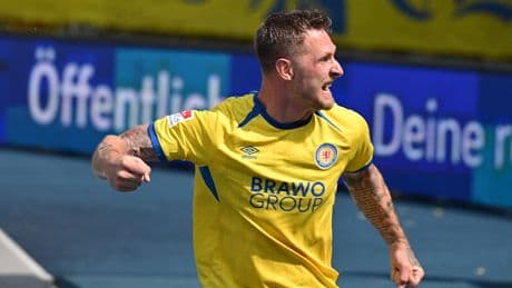 Was macht er da? - Last-Minute-Pleite nach Dämlich-Foul