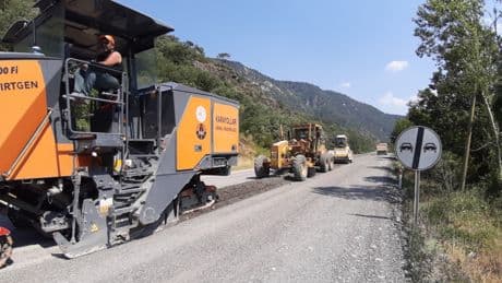 Karayolları'nın sıcak havaya rağmen asfalt mesaisi
