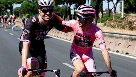 Overlijden vrouw van Robert Gesink werpt grauwsluier over sublieme Giro Visma: ‘Ze hebben ons tot het laatst gevolgd’