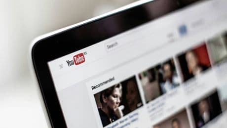 Nos quejábamos de los planes con anuncios de Netflix. Pero es YouTube el que se está convirtiendo en un infierno de publicidad